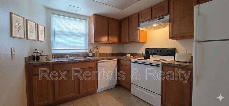 Downtown Gulfport, never flooded, earn a free month's rent property image