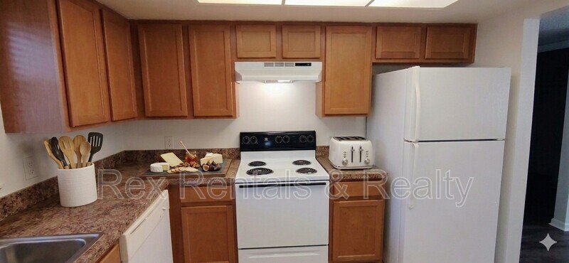 Downtown Gulfport, never flooded, earn a free month's rent property image