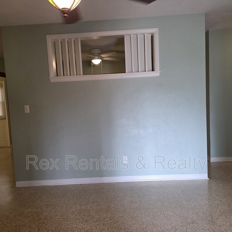 Charming 2BR/1BA with full garage Great St. Pete Location property image