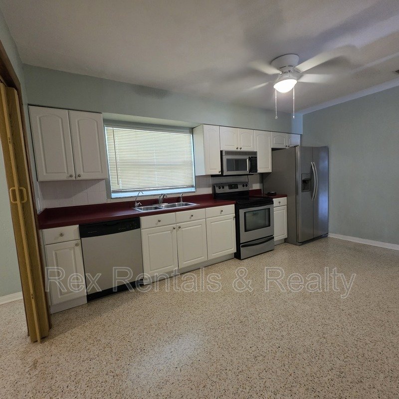 Charming 2BR/1BA with full garage Great St. Pete Location property image