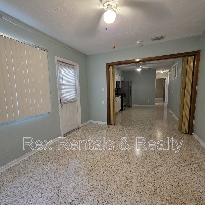 Charming 2BR/1BA with full garage Great St. Pete Location property image