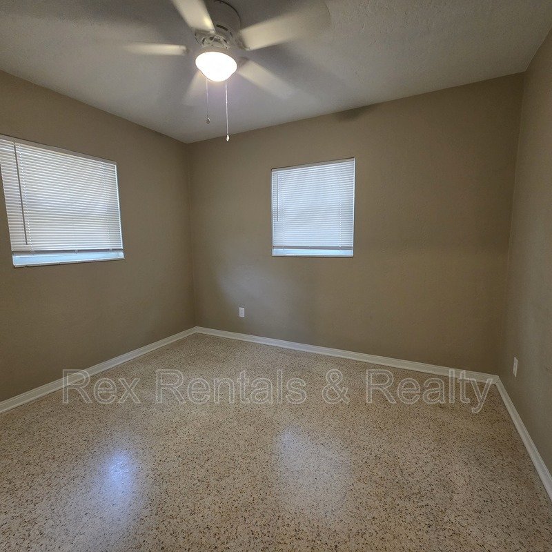 Charming 2BR/1BA with full garage Great St. Pete Location property image
